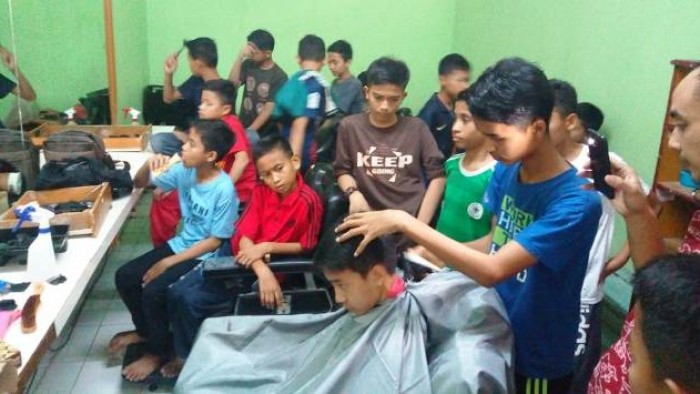 Nyukur Rambut Teman, Kegiatan Liburan Seru Ala Siswa SMART Ekselensia