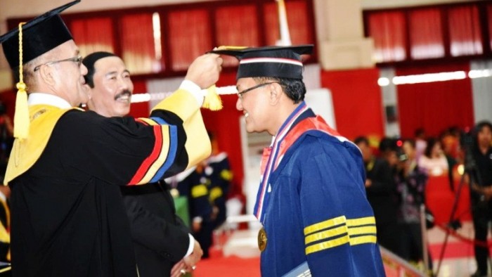 Ir. H. Indra Catri Dt.Malako Nan Putiah, MSP, resmi menyandang gelar Doktor, setelah diwisuda S3 di gedung pertemuan utama Institut Pemerintahan Dalam Negeri (IPDN) Jatinangor, Jawa Barat, Senin (5/8/2019).