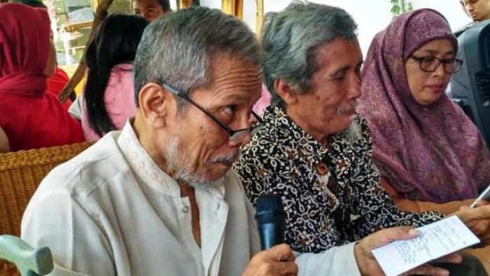 Darman Moenir (memegang mik) dalam sebuah forum diskusi di Padan—Dok Yurnaldi

IN MEMORIAM 
Darman Moenir, Pengagum Kata-kata 
OLEH Eko Yanche Edrie

Seingat saya, pertemuan pertama dengan Darman Moenir adalah di Harian Singgalang, tak lama setelah Galodo Bukit Tui 1987. Saya kebetulan mengantarkan berita dari Padang Panjang ke kantor redaksi di Jalan Veteran 17. Darman duduk di hadapan Bang Joesfik Helmy yang menjadi Wapemred Singgalang.
