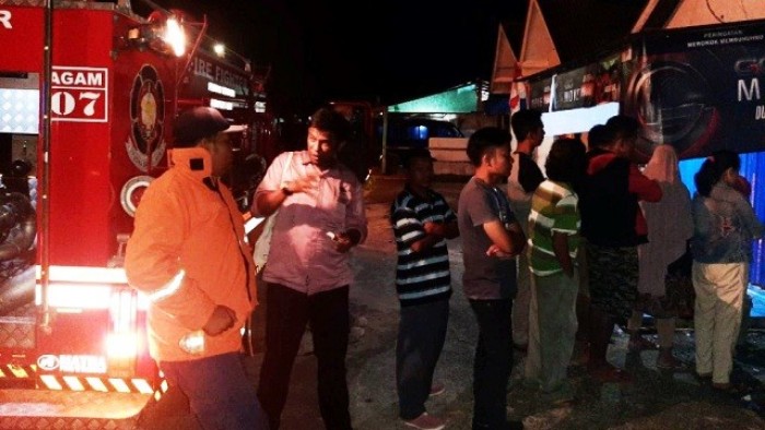 Karena sudah resahkan warga, akhirnya Tim Rescue Pol PP -Damkar Agam mengamankan sebuah sarang pinyangek (tawon, tabuahan) berukuran cukup besar, di Jorong IV Ujuang Labuah, Nagari Lubuk Basung, Kamis (22/8/2019) malam