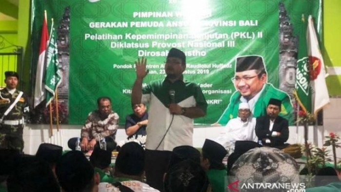 Ketua Umum PP GP Ansor Yaqut Cholil Qoumas saat memberikan orasi kebangsaan sekaligus membuka PKL GP Ansor, Diklatsus Nasional III Provost Banser, dan Dirosah Wustho kiai muda se-Bali, di Ponpes Raudlotul Huffadz, Tabanan, Bali. Foto Antara