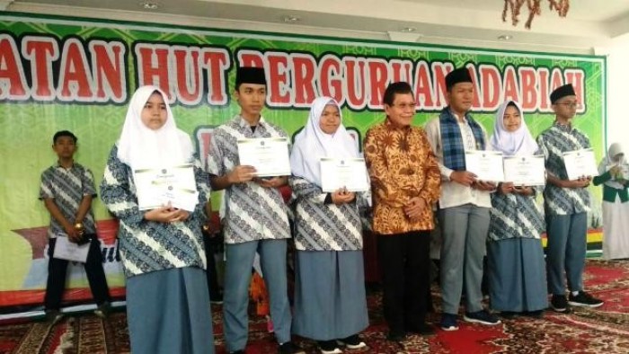 Pembina YSO Adabiah Syamsu Jalal SH,MH bersama siswa SMA juara lomba Keislaman.