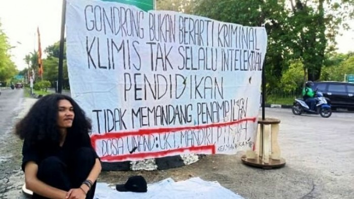 Wahyu Ramadino, mahasiswa Jurusan Teknik Elektro, Fakultas Teknik Unand, yang menggelar aksi damai nan kreatif itu dilakukan atas nama pribadinya..