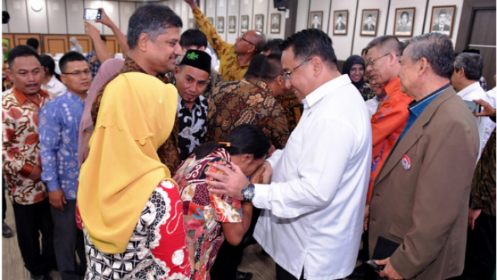 Mendesa PDTT Eko Putro Sanjojo melepas 40 penggiat desa yang akan melakukan studi di Tingkok dan India, di kantor Kemendesa PDTT, Jakarta, Senin (2/9). (Foto: Humas Kemendesa PDTT)