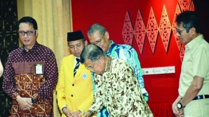 PENANDATANGANAN prasasti Rusun Santri Ponpes Modern Terpadu Prof Dr Hamka II oleh Wapres RI Jusuf Kalla, disaksikan Ketua Pembina Ponpes Buya Ahmad Syafii Maarif, Gubernur Sumbar Irwan Prayitno, Direktur Rumah Susun Ditjen Penyediaan Perumahan Kementerian PUPR, M Hidayat.