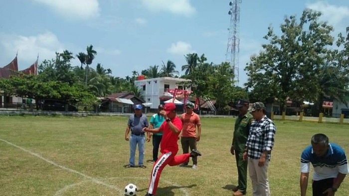 Camat Tanjung Raya melakukan tendangan perfana, tanda dimulainya Turnamen Sepek Bola Wali nagari Tiku Selatan Cup I-2019