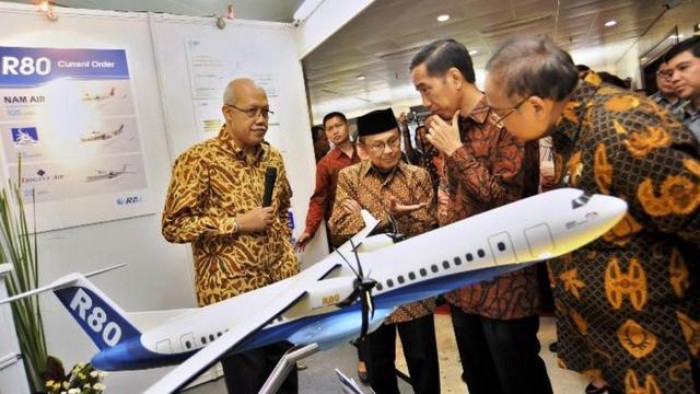 BJ Habibie menerangkan keunggulan pesawat R80 pada Presiden Jokowi