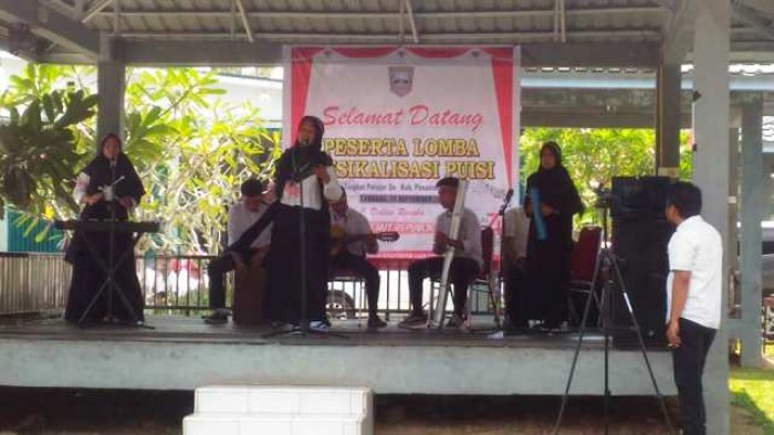 Salah satu penampil dalam Lomba Musikalisasi Puisi Tingkat SMA/SMK/MA se-Pasaman Barat, Rabu 18 September 2019.