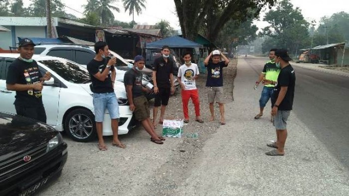 Forum Otto Ranah Minang (FORM) melakukan aksi sosial, turun ke jalan, membagikan masker kepada masyarakat yang melintasi Jalan Lintas Sumatera di depan Kantor Pos Muaro Bodi, Kecamatan IV Nagari, Sijunjung, Minggu (22/9/2019).