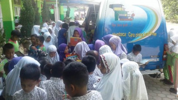 ustaka Keliling (Puskel) yang dimiliki Dinas Perpustakaan dan Kearsipan Kota Payakumbuh diminati kalangan pelajar baik SD, SMP, maupun SMA yang mereka kunjungi.