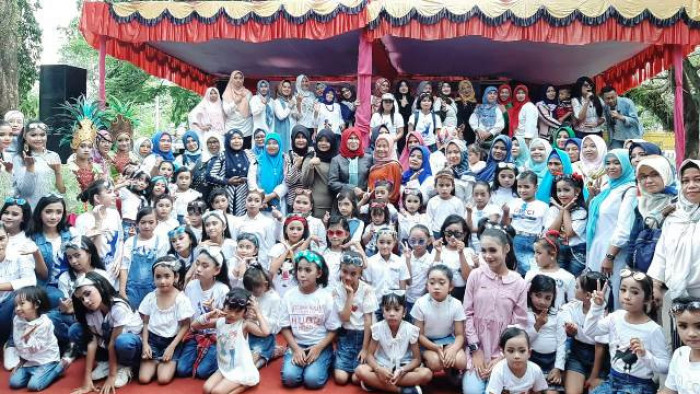 Atraksi budaya– Para penari dari Sanggar Tari Mutiara Minang foto bersama usai unjuk kebolehannya sejak pagi hingga petang, Minggu (29/9/2019).