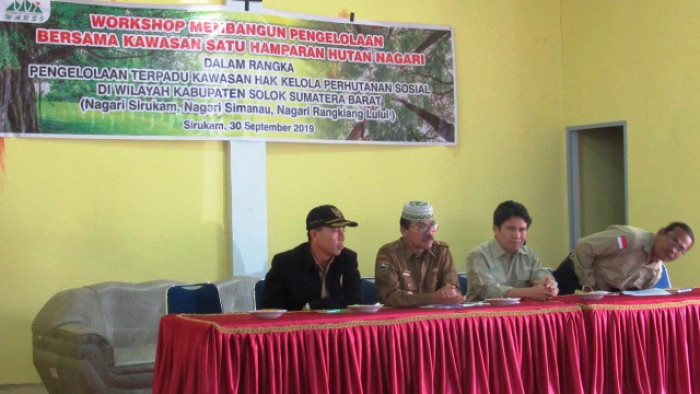 Hal inilah yang mendasari tiga nagari dampingan KKI Warsi di Kabupaten Solok, Nagari Sirukam, Simanau dan Rangkiang Luluih menandatangani Peraturan Bersama Wali Nagari dalam pengelolaan hutan nagari secara bersama di tiga nagari, bertempat di aula Kantor Wali Nagari Sirukam, kabupaten Solok, Senin, 30 September 2019.