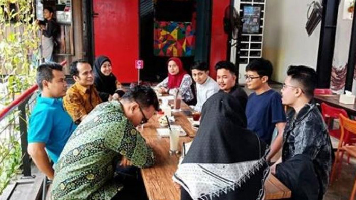 Komisioner KPU Sumbar, Gebril Daulai, berdiskusi dengan pegiat media sosial.