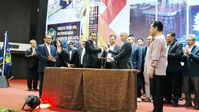 Ketua Komisariat FTSP UBH Rudy Rinaldy salam komando dengan Ketua DPP IKBA UBH Ike Agung usai pelantikan. IST