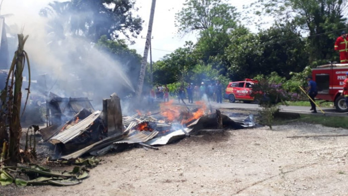 Agam kebakaran lagi. Kali ini sijago merah melalap rumah dan motor milik Aldi. M (29), warga Padang Mardani, Jorong Manggopoh Utara, Nagari Manggopoh, Kecamatan Lubuk Basung, Selasa (8/10/2019).