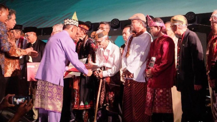 Kementerian Pendidikan dan Kebudayaan memberikan Anugerah Kebudayaan dan Maestro Seni Tradisi 2019 kepada 58 penerima dari 8 kategori tanpa sastrawan Eka Kurniawan karena menolak menerima penghargaan