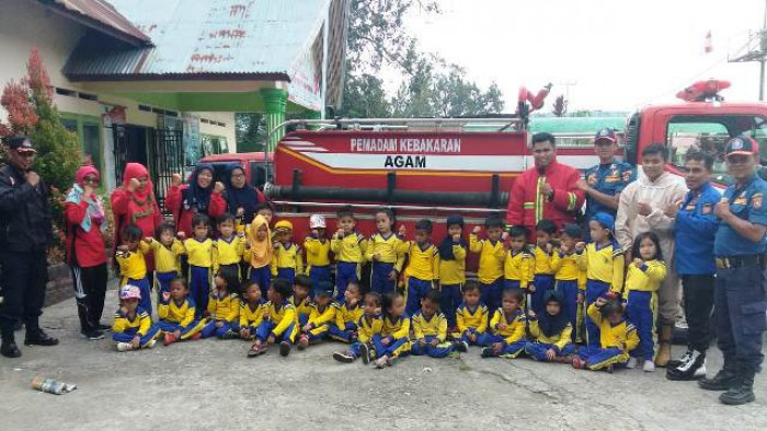 Di Kabupaten Agam, murid Pendidikan Anak Usia Dini (PAUD) diperkenalkan cara menangani kebakaran. Jumat (11/10/2019), 36 orang murid PAUD Bina Mulia Canduang, mengikuti simulasi pemadaman kebakaran, yang dilakukan Tim Damkar-Pol PP Agam di sekolah mereka