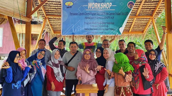 Jurusan Sosiologi, Fakultas Ilmu Sosial, Universitas Negeri Padang mengadakan Workshop Penyusunan Laporan Kinerja Program Studi (LKPS) dan Laporan Evaluasi Diri (LED) Akreditasi 9 Kriteria (IAPS 4.)