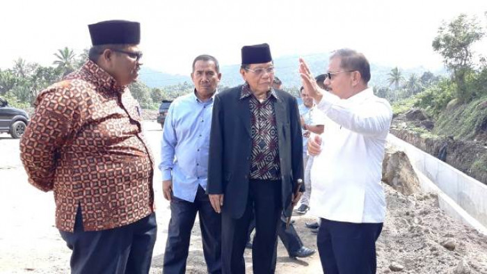 Mayjen TNI (Purn) Dr. Syamsu Djalal , SH, MH bersama keluarga berkunjung dan melihat-lihat dari dekat lokasi pembangunan Kawasan Pendidikan Terpadu Tarok City (KPTTC), Minggu (2/11/2019).