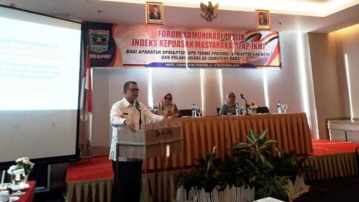 Nasrul Abit, Wakil Gubernur Sumatera Barat saat membuka resmi lokakarya Forum Konsultasi Publik yang dilaksanakan Dinas Penanaman Modal Pelayanan Terpadu Satu Pintu Provinsi Sumatera Barat, Senin (4/11/2019) di Grand Zuri Hotel Padang-foto ricky martin. 