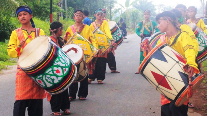 Pembalap TDS 2019 akan disambut Tim kesenian D’Palano Art Lubuk Basung pada Etape V Tour de Singkarak, saat akan melintasi kawasan Padang Baru, Lubuk Basung, Rabu (6/11/2019).