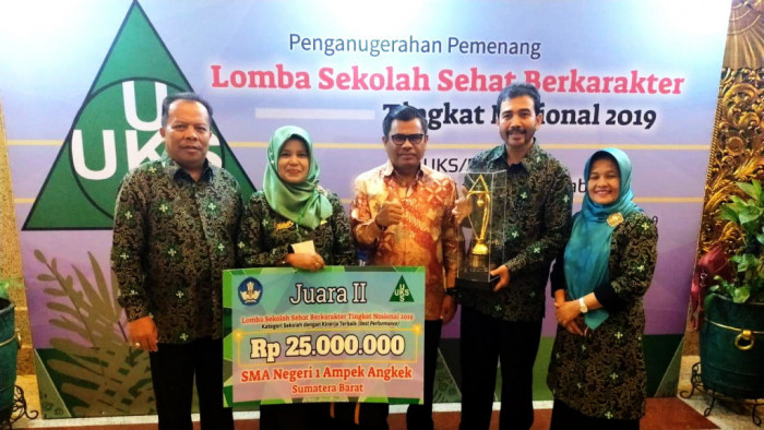 SMAN 1 Ampek Angkek, Kabupaten Agam, berhasil meraih juara II Lomba Sekolah Sehat (LSS) Berkarakter Tingkat Nasional 2019, untuk kategori sekolah dengan kinerja baik “Best Performance.”