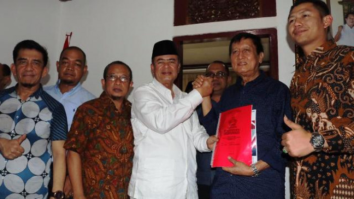 Nasrul  Abit memastikan ikut dalam pemilihan Gubernur Sumatera Barat 2020. Jumat (15/11/2019) didampingi puluhan pendukung, ia menyerahkan berkas pendaftaran dan visi-misinya sebagai balon Gebernur Sumbar kepada Syafruddin Putra Datuak Sunggono Ketua Penjaringan Calon Kepala Daerah DPD Gerindra Sumbar.