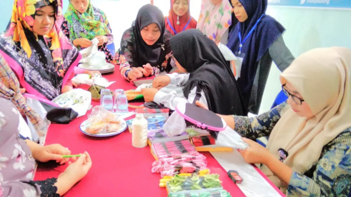 Sebanyak 70 orang anggota Kelompok Usaha Bersama (KUBE) Tiku Madani, Kecamatan Tanjung Mutiara, Agam, mengikuti pelatihan pembuatan hiasan busana dengan alat jahit tangan (sulaman timbul).