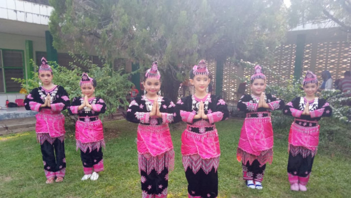 LOMBA TARI - Grup Tari Alang Babega STMM, Riendu, Dea, Calista, Viona, Salwa dan Fella bersiap untuk tampil pada Lomba Tari Minang Gebyar Mutiara Minang. IST