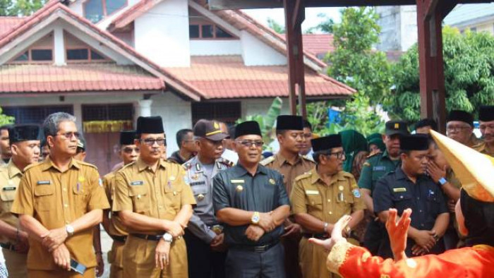 Bupati Pasaman Barat H. Yulianto membuka pekan maulid Nabi Muhammad Saw tingkat Kecamatan Lembah Melintang XII tahun 1441 H/2019 M yang dilaksanakan di gedung pertemuan Kecamatan Lembah Melintang. Selasa (19/11/2019).