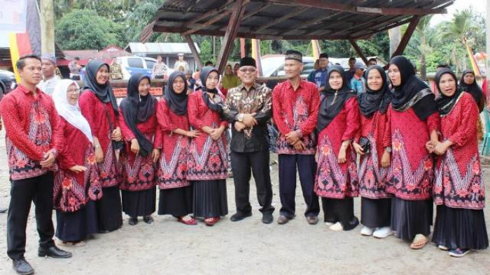 Bupati Pasaman Barat H. Yulianto membuka Tablig Akbar dalam rangka memperingati Maulid Nabi Muhammad SAW 1441H tahun 2019 M yang dilaksanakan di Sekolah Dasar Negeri (SDN) 25 Kinali Kecamatan Kinali, Kamis (21/11/2019).