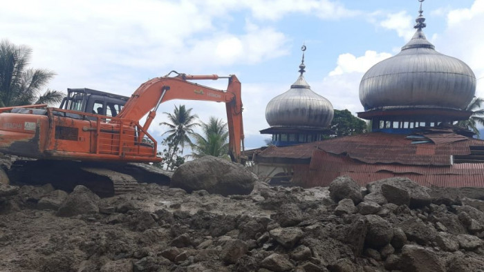 Jalur jalan, yang tertutup material longsor akibat banjir bandang di jorong Galapung, Nagari Tanjung Sani, Kecamatan Tanjung Raya, ditargetkan Sabtu (23/11/2019) bisa dilalui.

