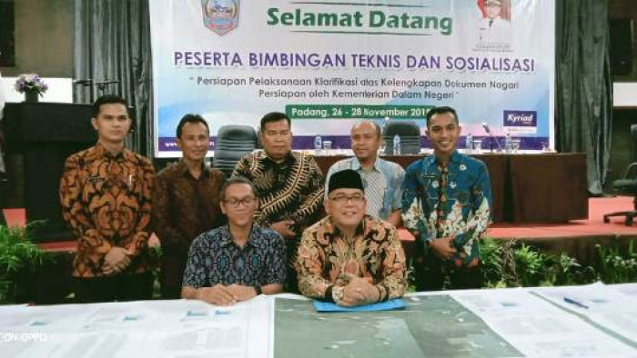 Bupati Pasaman Barat Yulianto, menandatangani peta kerja hasil kesepakatan batas seluruh nagari Pasaman Barat, Selasa (26/11/2019), di Hotel Bumi Minang Padang