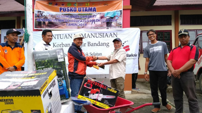 Posko Gerakan Kemanusiaan Jenggala dan Posko Peduli Tilatang Kamang, Rabu (27/11/2019) menyerahkan bantuan untuk korban bencana banjir bandang di Solok Selatan