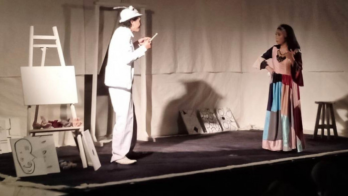 Sanggar Teater Senyawa Curup dari Bengkulu, malam ini, Sabtu (1/12/2019) mementaskan karya seni teater “Pelukis dan Wanita” di Sekretariat Komunitas Seni Nan Tumpah, Kasai Padang Pariaman