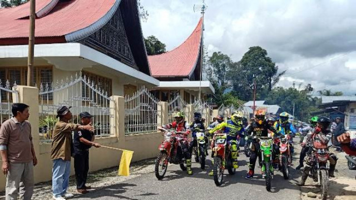 Sekitar 60-an penggemar trabas mengikuti dari berbagai pelosok Sumatera Barat memeriahkan Trabas Lintas Wisata Agam-Bukittinggi dengan jalur yang penuh tantangan dan ekstrem, Minggu, 15 Desember 2019.