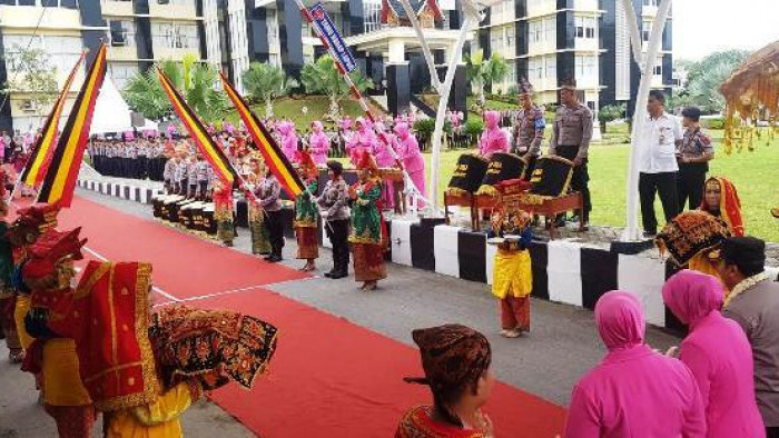 Tim kesenian Tambua Tasa Polres Pasaman Barat sambut kedatangan Kapolda Sumbar yang baru di Polda Sumbar, Rabu (18/12/2019).