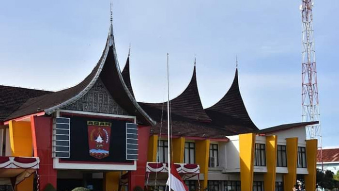  Bupati Agam, H. Indra Catri Dt. Malako Nan Putiah bertindak sebagai inspektur upacara peringatan Hari Bela Negara ke-71, Hari Ibu ke-91, dan Apel Operasi Lilin 2019, di halaman Kantor Bupati Agam, Kamis (19/12/2019).