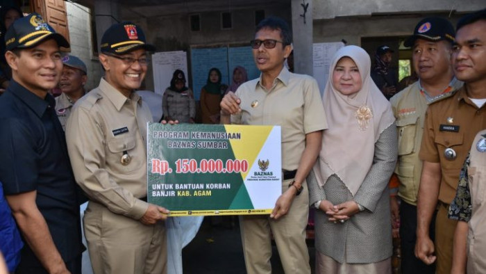 Gubernur Sumbar Irwan Prayitno dan rombongan mengunjungi lokasi bencana Sungai Rangeh, Nagari Bayua, Kecamatan Tanjung Raya, Agam, Senin (23/12/2019).