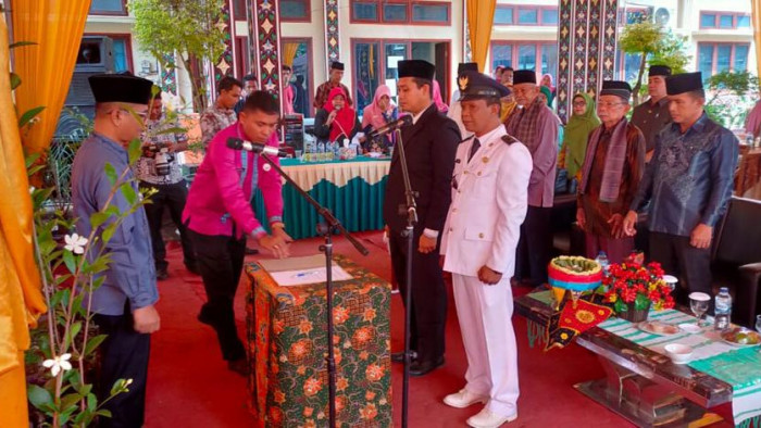 Acara serah terima jabatan (Serijab) Wali Nagari Manggopoh, Kecamatan Lubuk Basung, Agam, dari penjabat lama, Marta Ranopati,SE kepada Ridwan, AMd, berlangsung semarak. Rarusan warga menghadiri acara dimaksud