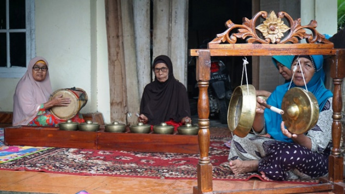 Latihan Tari Toga di rumah Putri Marhasnida di Jorong Siguntur Kenagarian Siguntur Dharmasraya. Foto Febrian Alperi