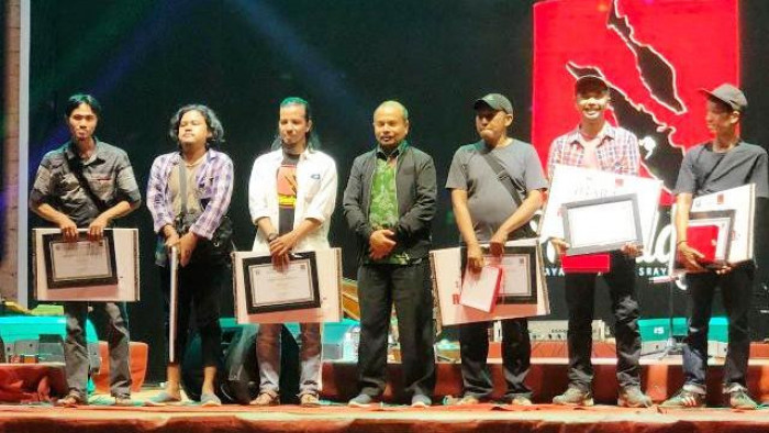 “Barisan Maut di Aliran Sungai Batang Hari” karya Maiza Elvira yang dimuat di www.sumbarsatu.com https://sumbarsatu.com/berita/22201-barisan-maut-di-aliran-sungai-batanghari raih pemenang Utama (1) lomba Penulisan karya Jurnalistik dalam ajang Festival Pamalayu yang dilaksanakan Pemerintah Kabupaten Dharmasraya