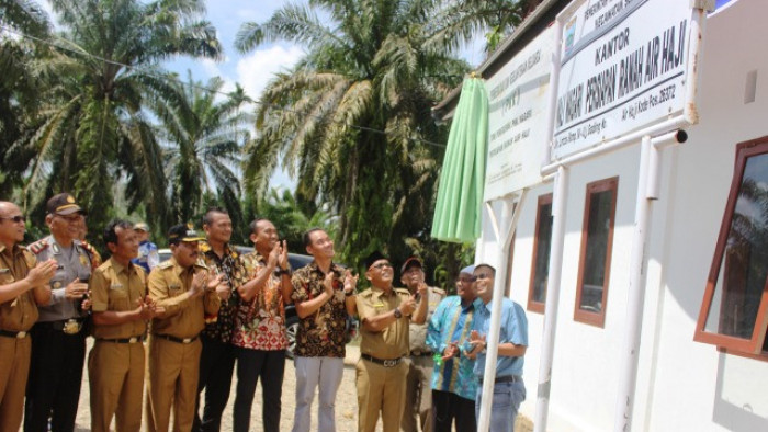Bupati Pasaman Barat H Yulianto meresmikan Kantor Wali Nagari Persiapan Ranah Air Haji Kecamatan SungaI Aur, Selasa (14/1/2020). 