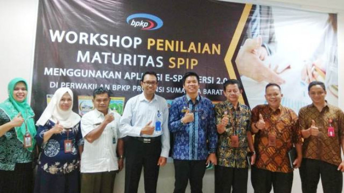 

Inspektur Hendra Aswara bersama Korwas Bidang APD Jun Suwarno beserta Tim Auditor Inspektorat Padangpariaman saat konsultasi di BPKP Sumbar, Kamis (16/1).