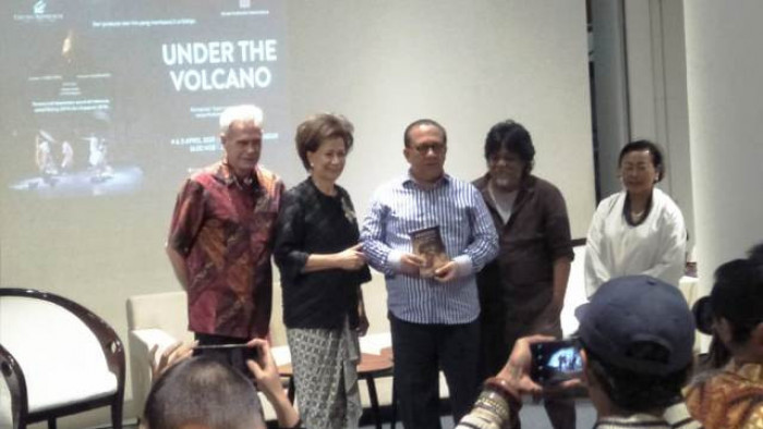 Tim produksi Under the Volcano saat konferensi pers di Jakarta.