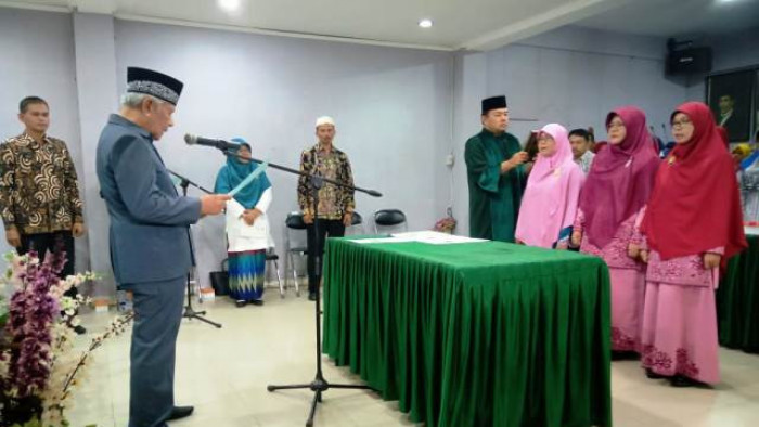 -Ketua Pengurus Yayasan Syarikat Oesaha (YSO) Adabiah Drs. Azmal Zen melantik tiga orang unsur pimpinan di SMP Adabiah. 
