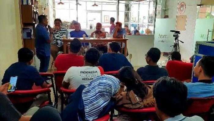 Diskusi bulanan dengan bahasan “Jelang Pilkada 2020 Sumbar, Kisruh Kenerja DPR dan Prostitusi Online” Rabu, 12 Februari 2020 di Toko Kopi Seduh Permindo Padang. Foto HMK