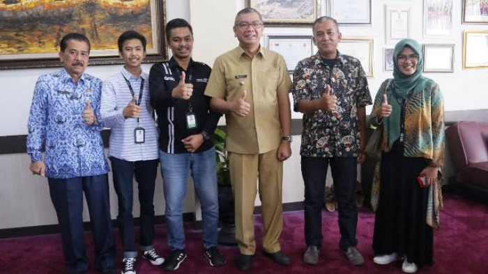 Terkait layanan transportasi berbasis daring (online) Grab di Kota Payakumbuh, Tim Manajemen Grab temui Wali Kota Riza Falepi di ruangan Wali Kota Lantai 2 Kantor Wali Kota Payakumbuh, Senin(17/2/2020).