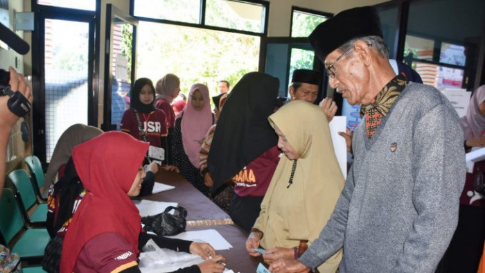 Universitas Baiturrahmah (Unbrah) Padang, dalam kegiatan University Social Responsibility (USR), membuka pelayanan kesehatan gratis bagi masyarakat Kecamatan Tanjung Raya, Kabupaten Agam, di Puskesmas Maninjau, Sabtu (22/2/2020).