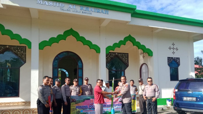 Langkah awal AKPJhon Hendriks, selaku Kapolsek Lubuk Basung, mendapat apresiasi dari banyak warga. Pasalnya, baru kemarin dilantik, ia sudah memimpin goro Jumat bersih di Masjid Al-Khairah Talago, RK. Simpang IV, Jorong Surabayo, Nagari Lubuk Basung, Agam, Jumat (6/3/2020).
